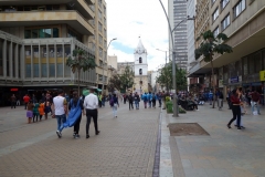 Gatuscen längs Carrera 7 med Iglesia de San Francisco längst bort i bild, La Candelaria, Bogotá.