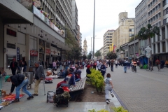 Gatuscen längs Carrera 7 med Catedral Primada de Colombia längst bort i bild, La Candelaria, Bogotá.