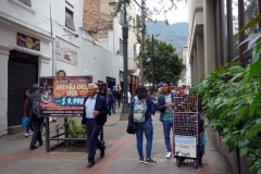 Gatuscen längs en sidogränd till Carrera 7, La Candelaria, Bogotá.