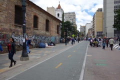 Gatuscen längs Carrera 7 med Iglesia de la Veracruz till vänster i bild, centrala Bogotá.