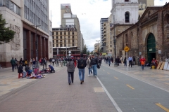 Gatuscen längs Carrera 7 med Iglesia de San Francisco till höger i bild, centrala Bogotá.