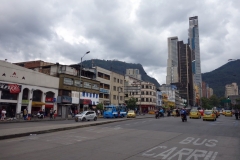 Vy mot Colombias högsta byggnad från Carrera 10, BD Bacatá Torre Sur, Bogotá.