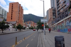 Gatuscen längs sidogata till Avenida Caracas, Bogotá.