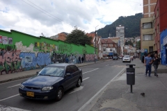 Gatuscen längs sidogata till Avenida Caracas, Bogotá.