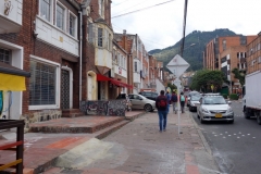 Gatuscen längs sidogata till Avenida Caracas, Bogotá.