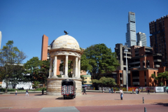 Parque de Los Periodistas Gabriel García Márquez med Estatua De Simón Bolivar, Bogotá.