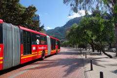TransMilenio-buss vid Parque de Los Periodistas Gabriel García Márquez, Bogotá.
