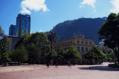 Parque de Los Periodistas Gabriel García Márquez med Monserrate peak i bakgrunden, Bogotá.