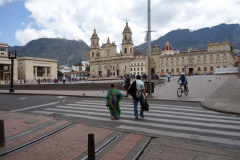 Catedral Primada de Colombia med Monserrate Peak i bakgrunden till vänster, Plaza de Bolívar, La Candelaria, Bogotá.