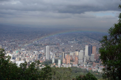 Utsikten över megastaden längs leden upp till Monserrate Peak, Bogotá.