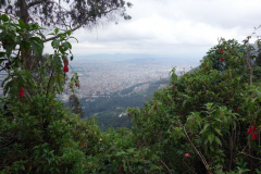 Utsikten över megastaden längs leden upp till Monserrate Peak, Bogotá.