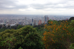 Utsikten över megastaden längs leden upp till Monserrate Peak, Bogotá.