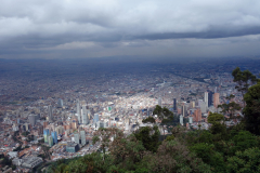 Utsikten över megastaden från Monserrate Peak, Bogotá.