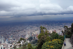 Utsikten över megastaden från Monserrate Peak, Bogotá.