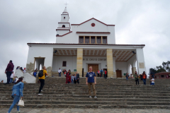 Stefan framför kyrkan uppe på Monserrate Peak, Bogotá.