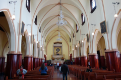 Inne i kyrkan uppe på Monserrate Peak, Bogotá.