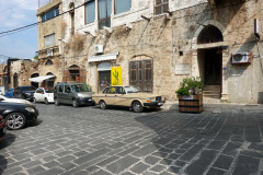 En Volvo 244 i gamla staden, Byblos.