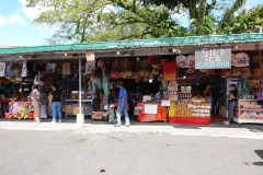 Souvenirförsäljning vid entrén till Cagsawa Ruins, Legazpi City.