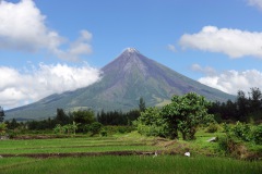 Mäktiga Mount Mayon (2463 meter) från Cagsawa Ruins, Legazpi City. Mayon är landets mest aktiva vulkan.