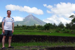 Stefan med mäktiga Mount Mayon (2463 meter) från Cagsawa Ruins, Legazpi City. Mayon är landets mest aktiva vulkan.