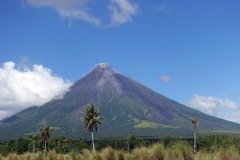 Mäktiga Mount Mayon (2463 meter) från Cagsawa Ruins, Legazpi City. Mayon är landets mest aktiva vulkan.