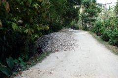Ombyggnation av vägen uppe i bergen på Poro island.