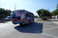 En av de många stadsbussar som plöjer gatorna i downtown Cancún.