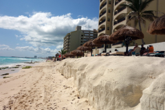 Eroderad strand längs Zona Hotelera, Cancún.