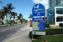 Entré ner till publika stranden Playa Chac Mool, Zona Hotelera, Cancún.
