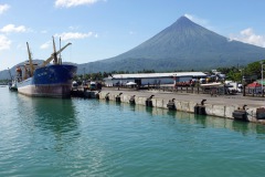 Mount Mayon från M/V Regina Calixta VII i hamnen i Tabaco.