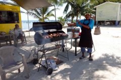 Grillning av både kyckling och hummer på strandgatan, Caye Caulker.