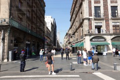 Starten på gågatan Av Francisco I. Madero vid Plaza de la Constitución (Zócalo), Centro Histórico, Mexico City.