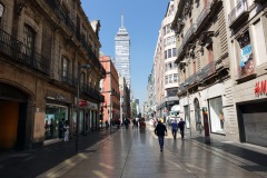 Gågatan Av Francisco I. Madero, Centro Histórico, Mexico City. Torre Latinoamericana i bakgrunden.