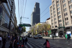 Övergångsstället i korsningen Eje Central Lázaro Cárdenas-Av. Juarez, Centro Histórico, Mexico City.