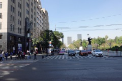 Övergångsstället i korsningen Eje Central Lázaro Cárdenas-Av. Juarez, Centro Histórico, Mexico City.