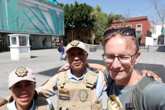 Stefan med två turistpoliser, Garibaldi Plaza, Centro Histórico, Mexico City.