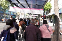 I kön för ersättningsbuss för vidare färd vid Isabel la Católica tunnelbanestation, Centro Histórico, Mexico City.