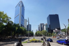 Gatuscen längs Av. P.º de la Reforma från Monument to Cuauhtémoc, Mexico City.