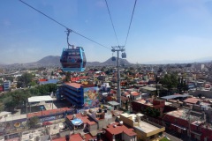 Utsikten från världens längsta (10,55 km) linbana för kollektivtrafik, linje 2 mellan Constitución de 1917 och Santa Marta, Mexico City.