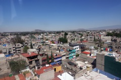 Utsikten från världens längsta (10,55 km) linbana för kollektivtrafik, linje 2 mellan Constitución de 1917 och Santa Marta, Mexico City.