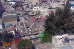 Utsikten från världens längsta (10,55 km) linbana för kollektivtrafik, linje 2 mellan Constitución de 1917 och Santa Marta, Mexico City.