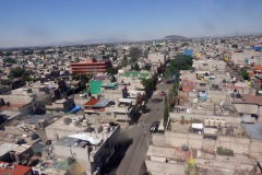 Utsikten från världens längsta (10,55 km) linbana för kollektivtrafik, linje 2 mellan Constitución de 1917 och Santa Marta, Mexico City.