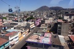 Utsikten från världens längsta (10,55 km) linbana för kollektivtrafik, linje 2 mellan Constitución de 1917 och Santa Marta, Mexico City.