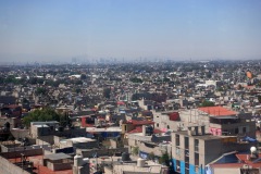 Utsikten från världens längsta (10,55 km) linbana för kollektivtrafik, linje 2 mellan Constitución de 1917 och Santa Marta, Mexico City.