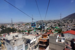 Utsikten från världens längsta (10,55 km) linbana för kollektivtrafik, linje 2 mellan Constitución de 1917 och Santa Marta, Mexico City.