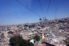 Utsikten från världens längsta (10,55 km) linbana för kollektivtrafik, linje 2 mellan Constitución de 1917 och Santa Marta, Mexico City.