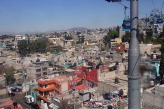 Utsikten från världens längsta (10,55 km) linbana för kollektivtrafik, linje 2 mellan Constitución de 1917 och Santa Marta, Mexico City.