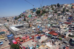 Utsikten från världens längsta (10,55 km) linbana för kollektivtrafik, linje 2 mellan Constitución de 1917 och Santa Marta, Mexico City.