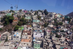 Utsikten från världens längsta (10,55 km) linbana för kollektivtrafik, linje 2 mellan Constitución de 1917 och Santa Marta, Mexico City.