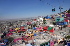 Utsikten från världens längsta (10,55 km) linbana för kollektivtrafik, linje 2 mellan Constitución de 1917 och Santa Marta, Mexico City.